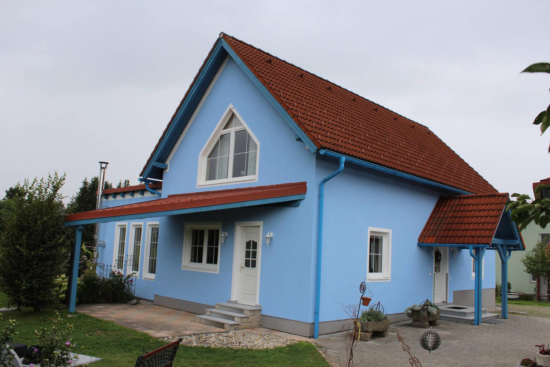 blaue Fassade der Maler Wurth GmbH