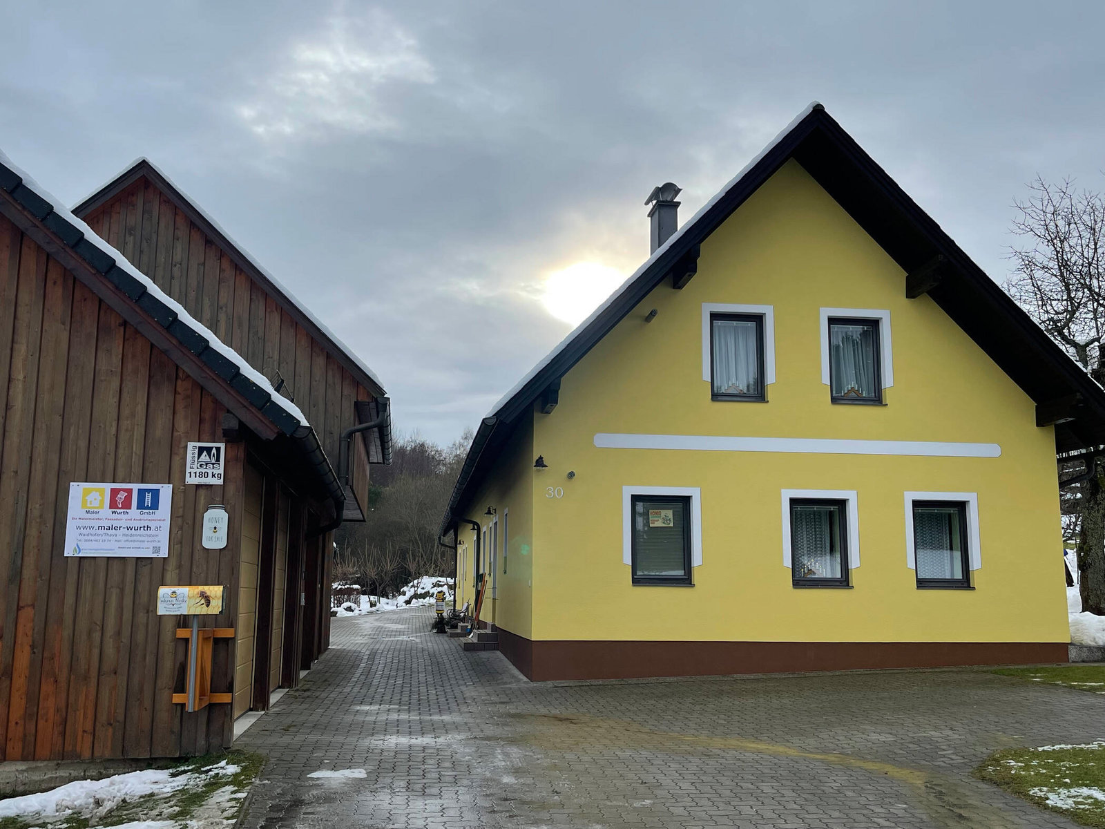 gelbe Fassade der Maler Wurth GmbH